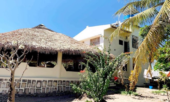 Mahajanga House | Location de vacances vue sur mer à petite plage