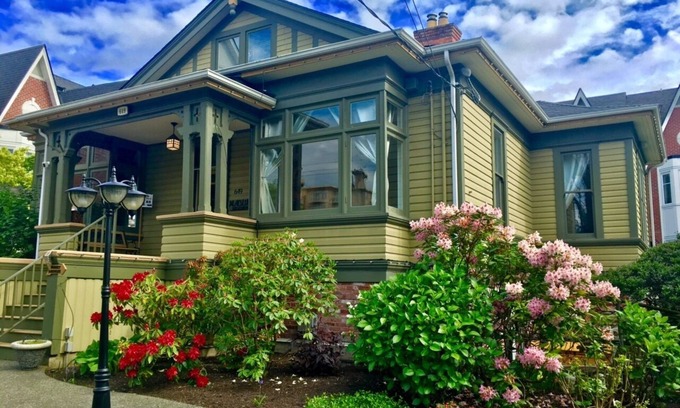 James Bay House | Location! Large 3000 sq ft Open Concept Home Walking Distance to Harbor