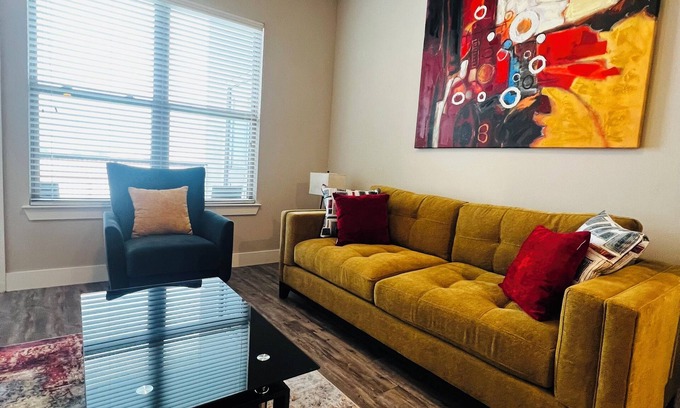 Dallas Apartment | LOCATION! LOCATION! IN THE HEART OF DALLAS! 10% off weekly stay 20% monthly.