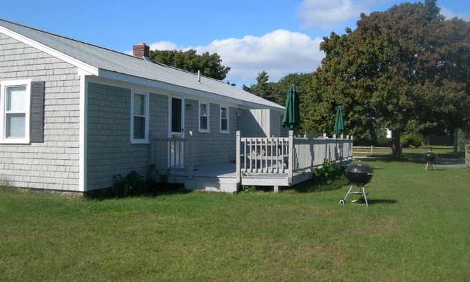 Falmouth House | Location, Location, Location, Steps to Surf Drive Beach, sleeps 5, deck, yard