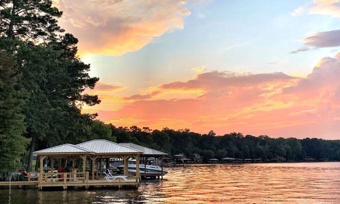 Cobb Cottage | Location! Location! Location! 6 Beds Gorgeous Lake View. Minutes from Everything
