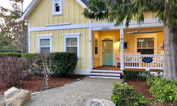 Lincoln Beach House | Location,Location!. Fido and Family friendly, Hot Tub, Fireplace,Gameroom,King