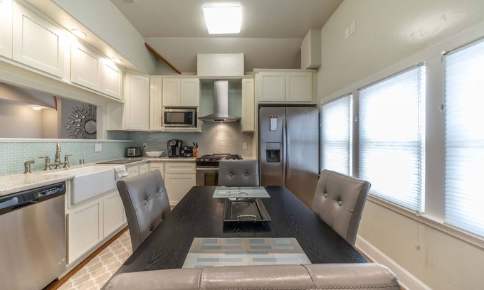 Midtown Sacramento House | Location! Midtown Victorian Gem Sleeps12