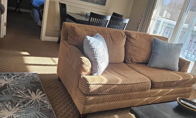 Craigleith Condo | Location! One Bedroom Condo w/Mountain View, Full Kitchen, 2 Creekside Decks