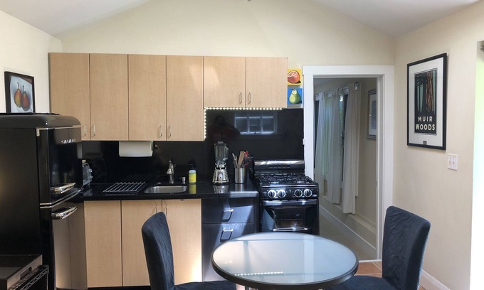 Picnic Valley Cottage | Location! Quiet Garden Private Cottage
