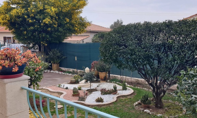 Saint-Laurent-du-Var Villa | Location Saisonnière/vacances Bas de Villa Provençal Dans un Quartier Calme