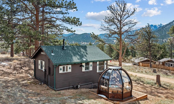 Estes Park Cabin | Loch Vale Cabin - Dining Globe- 2 person hot tub-summer pool