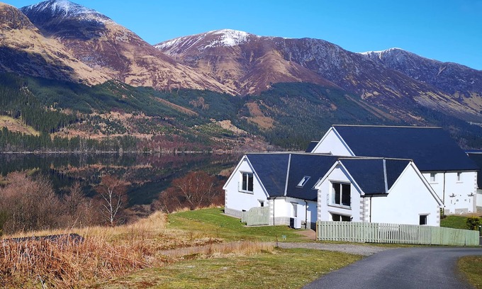 Spean Bridge Cottage | LOCHSIDE, 1 THE CORRIES, family friendly in Spean Bridge