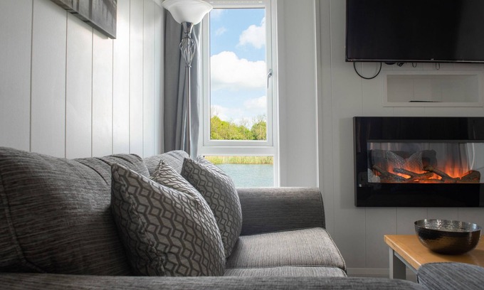 Errol Cottage | LODGE 7 - THE EARN, romantic, character holiday cottage in Errol