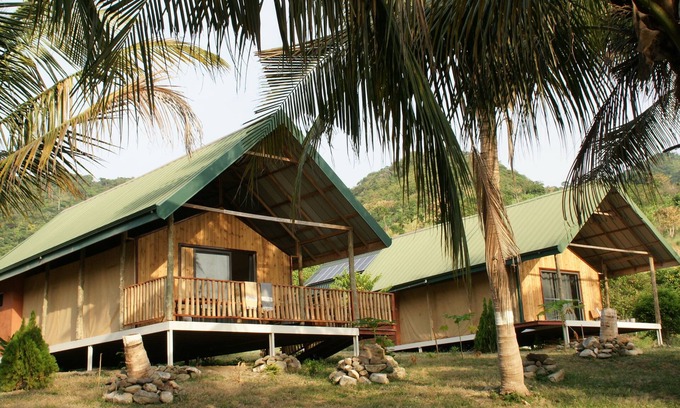 Kuntanse Cabin | Lodge Hummingbird - Lake Bosomtwe