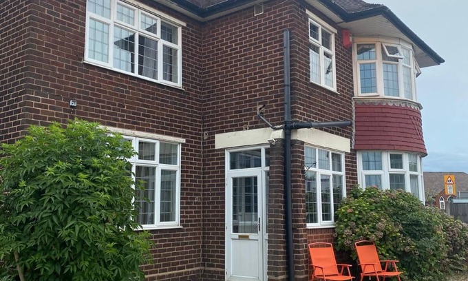 Brierley Hill Bed & Breakfast | Lodge one near the big merry hill shopping ,