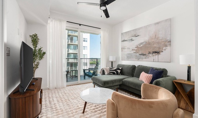Addicks Apartment | Lodgeur | Spacious & modern 1BR | Energy Corridor
