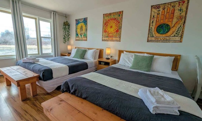 Ste Anne de Beaupre Apartment | Loft 18 | 2 Min Waterfront | BBQ & Fireplace