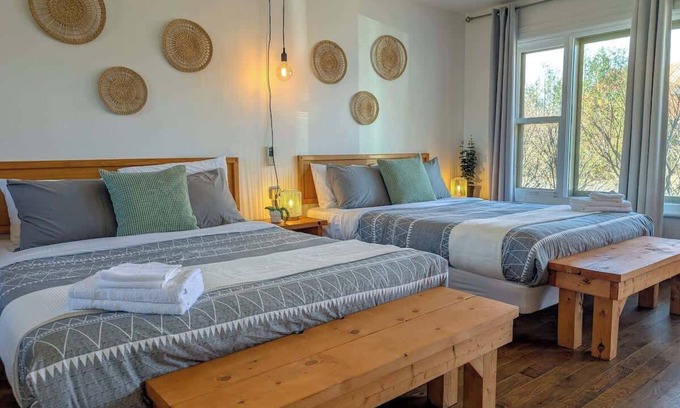 Ste Anne de Beaupre Apartment | Loft 7 | 2 Min Waterfront | BBQ & Fireplace