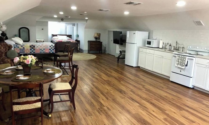 Greater Belhaven Apartment | Loft in Historic Mims-Dreyfus House in Belhaven