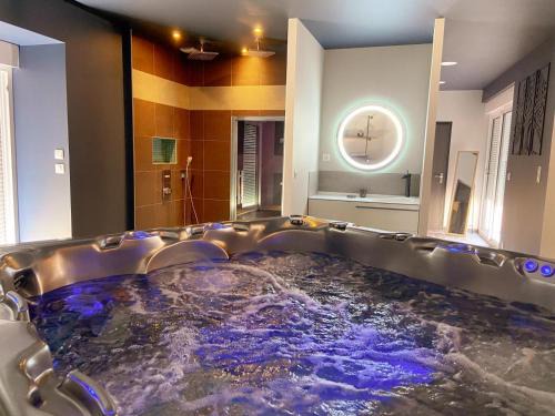 Marigny-Marmande House | Loft industriel avec Spa, Sauna et Hammam en Touraine – Jardin clos et équipements haut de gamme - FR-1-381-559