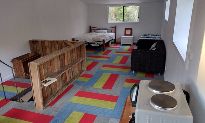 Congo Apartment | Loft on quiet 5 acre bush block. Less than 5 minutes to beaches.