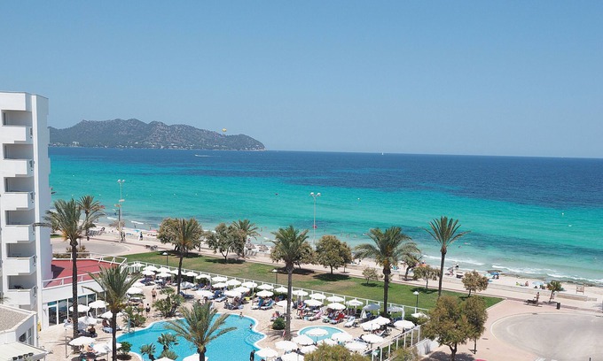 Sant Llorenc des Cardassar Apartment | Loft-style beachfront apartment on the 6th floor - like staying with friends