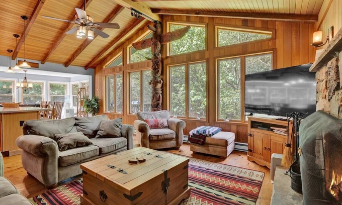 Gouldsboro Cabin | Log Cabin | King Beds | Lake Access