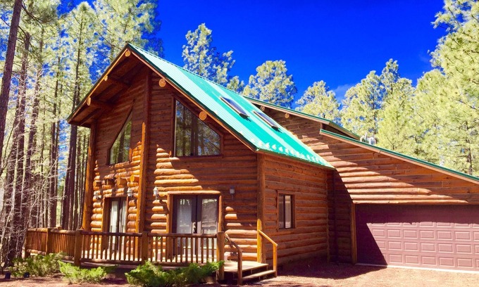Pinetop Cabin | Log Cabin Luxury Retreat with Hot Tub for Romantic Escape or Family Get-Away