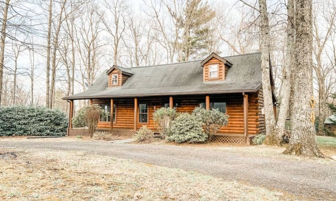 Vesta Cabin | Log Cabin Retreat In the Blue Ridge Mountains.