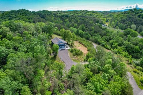 Sevierville House | Log Cabin, View, Private 5 Acres, Hot Tub, Firepit, Family Retreat, 4BR 3BA, Sleeps 12