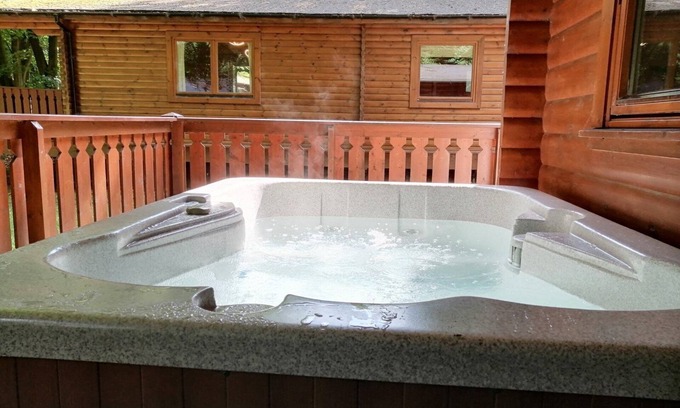Kenwick Cabin | Log cabin with hot tub and nestled in Kenwick Park, Louth