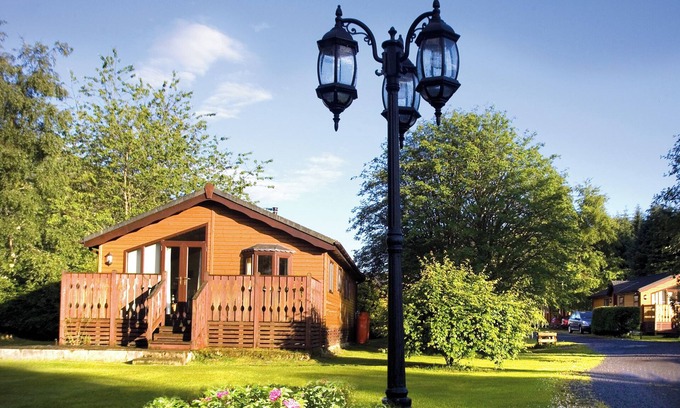 Selkirk Ski Chalet | Log cabin with one double with en suite shower and two twin.