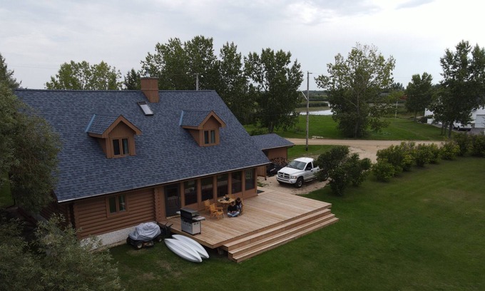 Gimli House | Log Home waterfront