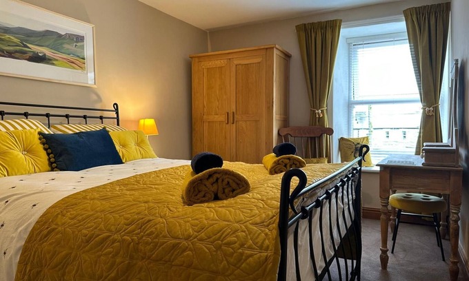Hawes Cottage | Logburner/Inglenook Fireplace. Dogs Welcome, By A Great Pub & The Pennine Way.