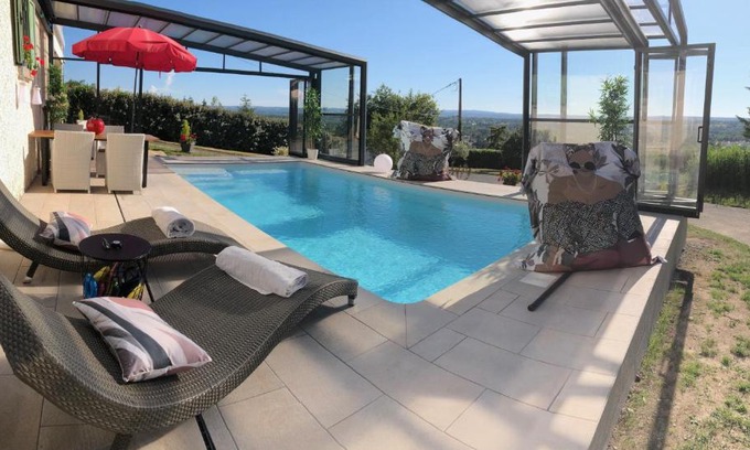 Estivareilles Apartment | logement avec piscine couverte chauffée d'avril à octobre et spa privatifs, vue