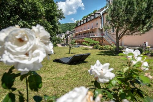 Banassac Hotel | Logis Hôtel Restaurant Les 2 Rives - A75, en bordure de rivière