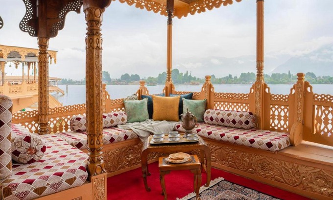 Nagin Bagh Boat Rental | LohonoStays Harmukh Houseboat