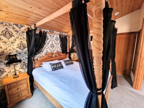 Kelty Ski Chalet | Lomond 2 with Private Hot Tub - Fife - Loch Leven - Lomond Hills