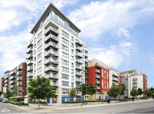 Whittington Apartment | London - Apartment - Sleeps 2 - Garden - Pool