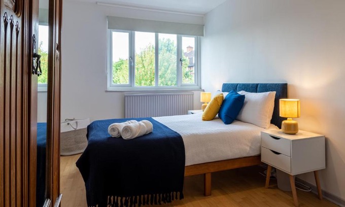 Chaucer House | London Bridge 3 Bedroom House with reception room, office and private garden