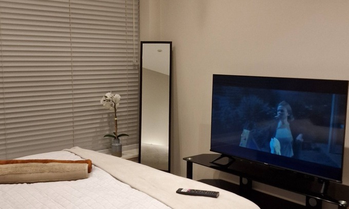 West Ealing Apartment | London City Apartment, close to Train stations/metro, restaurants & shops