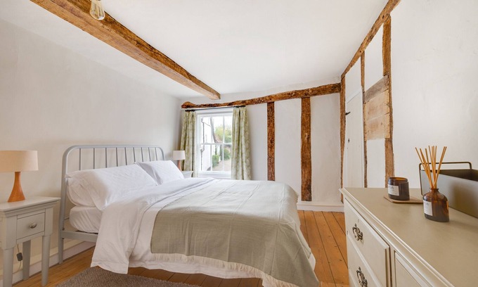 Halesworth House | London Cottage - Two Bedroom House, Sleeps 4