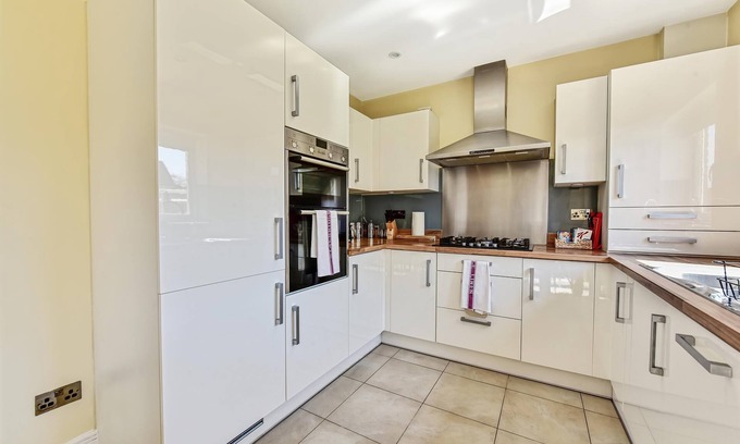 Stanwell House | London Heathrow Living Holywell Serviced House C - 4 bedrooms - 9 beds