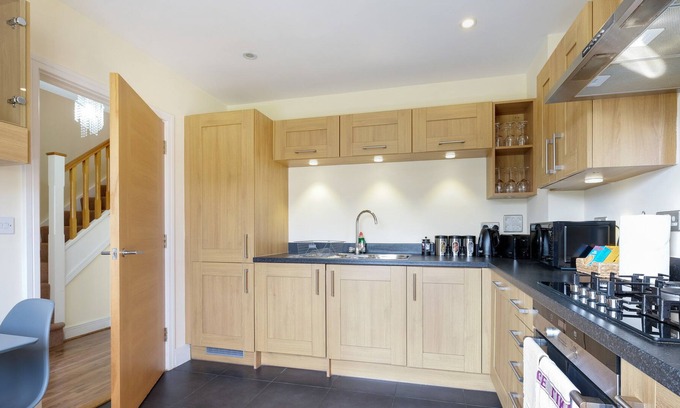 Stanwell Apartment | London Heathrow Living Holywell Serviced House D - 3 bedrooms