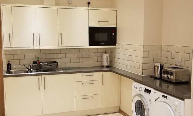 Clayhall Apartment | London Luxury 4 Bedroom with 4 On suite Bathrooms and Free Parking Close to Tube