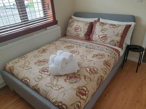 Hainault House | London Luxury 6 Bedroom Family House Sleeps 12 people Parking for 4 Cars Close to tube.