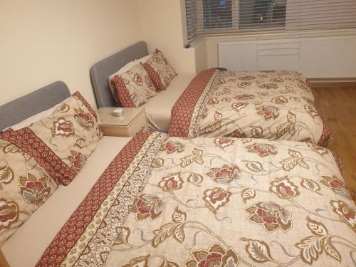 Clayhall Apartment | London Luxury Apartment 3 Bed 1 minute walk from Redbridge Stn Free Parking