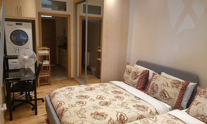 Clayhall Apartment | London Luxury Apt - Mayflower 1min Walk from Tube Redbridge Station