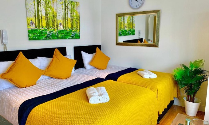 Newbury Apartment | London Studio Apartments, Private Bathroom, Kitchenette, Parking, NP6
