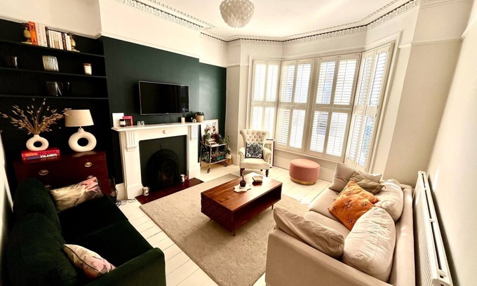 Lambeth Apartment | London Stylish 3 bed Home - Long stay discount - Brixton near Brockwell Park