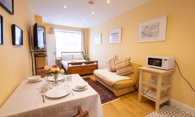 Edgware Apartment | London VEGETARIAN Smoke & Pet Free En-suite with EV parking