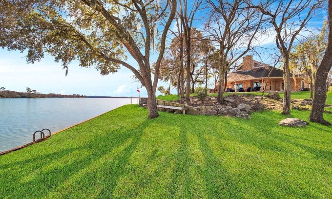 Trinity House | Lone Star Peninsula- Stunning Waterfront Retreat