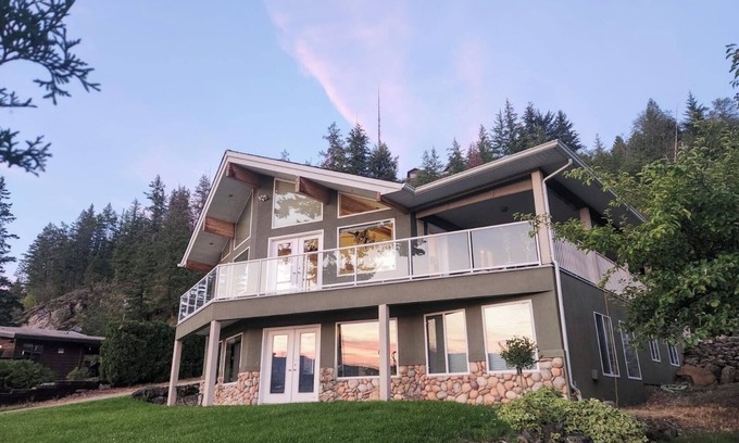 Blind Bay House | Lone Tree Lodge: Semi-waterfront with private beach, dock, boat launch + buoy