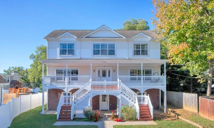 Martha Jefferson House | Long Street Cottage - 5 bdrm/3.5 bath - North Downtown